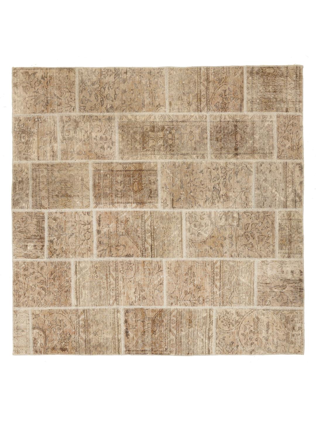 Kvadratisk patchworktæppe med vintage håndknyttede uldfragmenter i beige nuancer