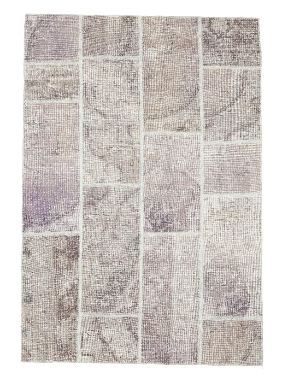 Et unikt patchwork-tæppe med lyse-lilla og neutrale toner, håndlavet i Mellemøsten.
