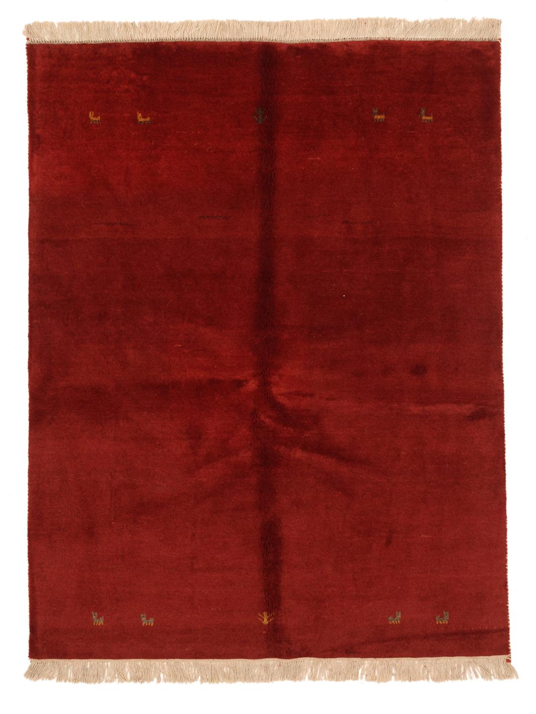 Tapis Gabbeh fait main du Moyen-Orient avec un velours en Wool rouge riche.