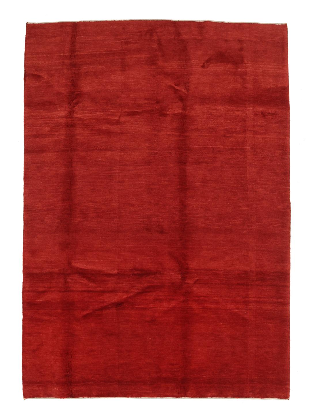 Un tapis Gabbeh rouge noué à la main originaire du Moyen-Orient