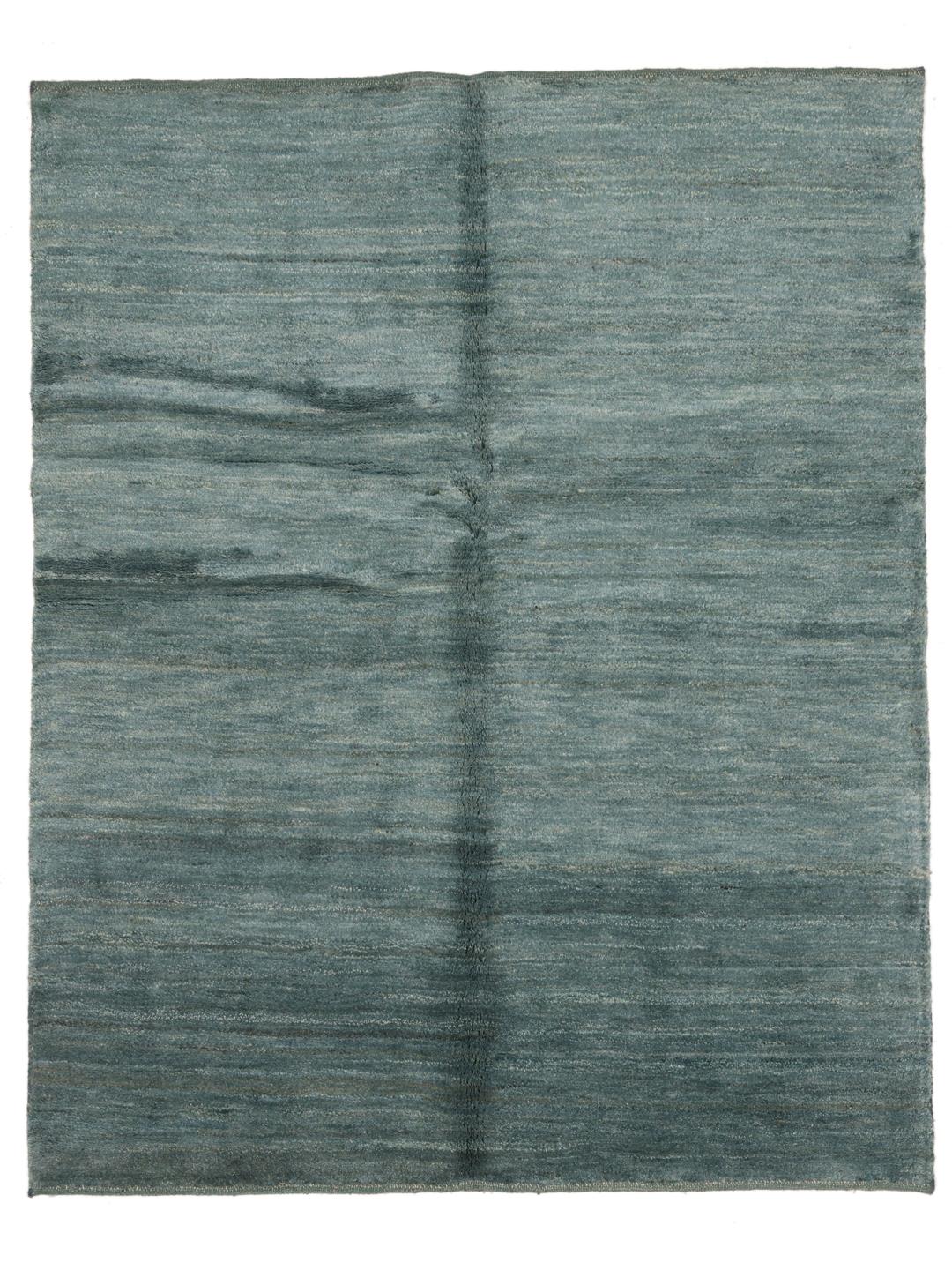 Un tapis Gabbeh rectangulaire noué à la main provenant du Moyen-Orient, dans des tons bleu profond.