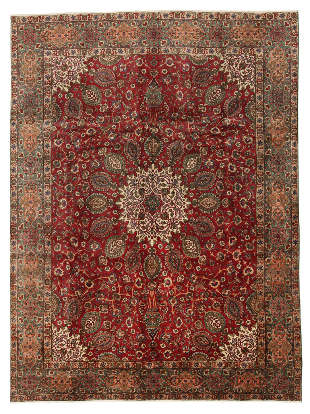 Ein handgeknüpfter Tabriz-Teppich aus dem Nahen Osten in Dunkelrot und bunten Tönen.