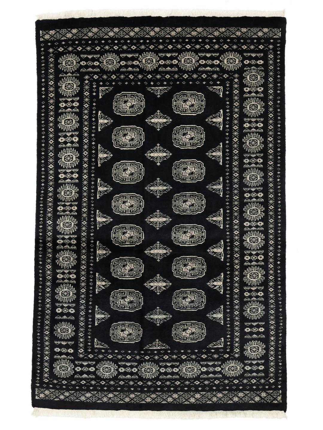 Handgeknoopt Pakistan Bokhara tapijt in zwart met traditionele motieven.