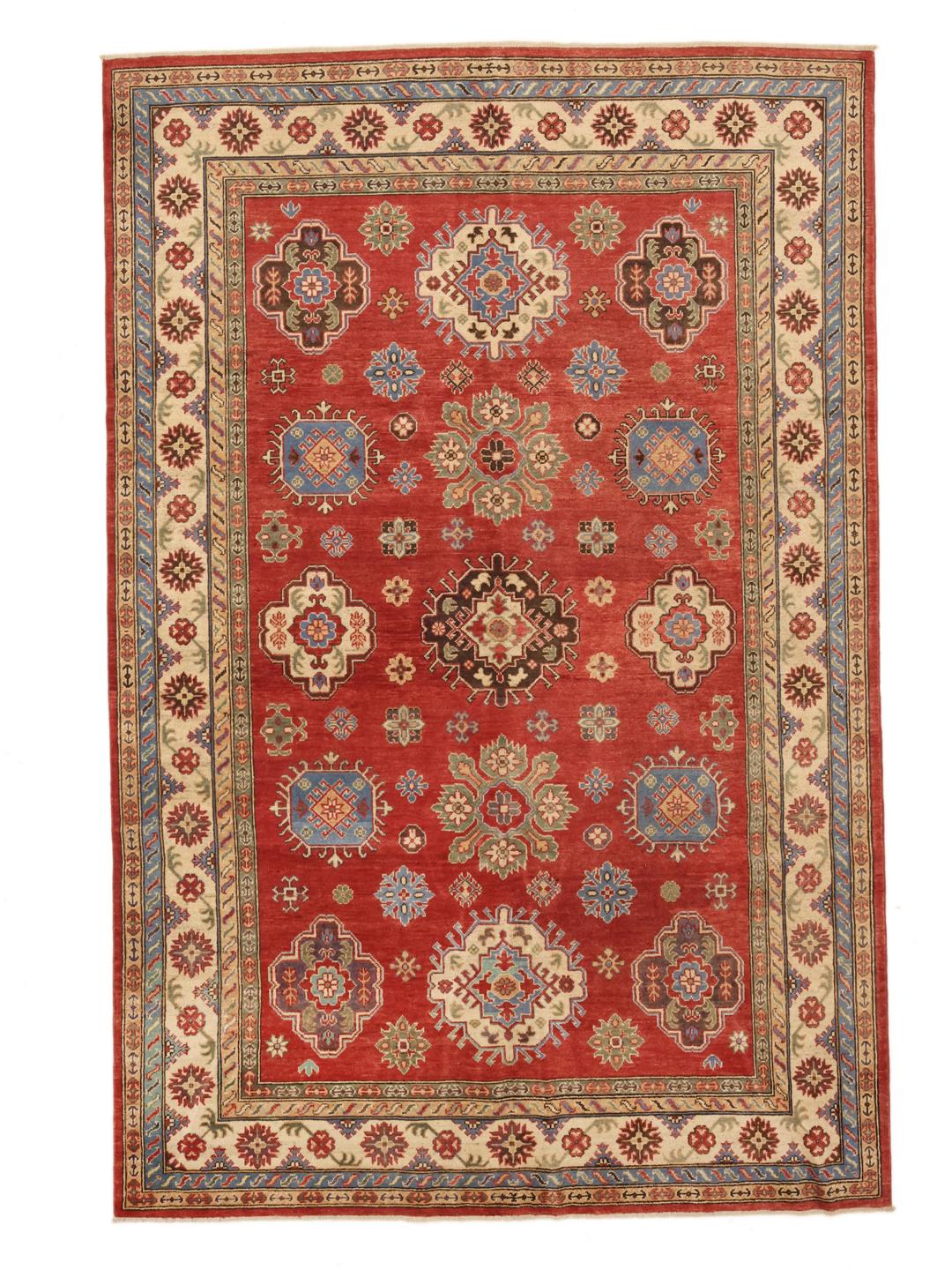 Ein handgeknüpfter afghanischer Kazak-Teppich mit einem lebendigen roten Feld und komplexen geometrischen Mustern.