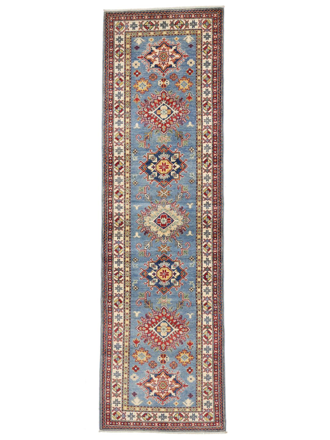 Un tapis de couloir Kazak bleu noué à la main en provenance d'Afghanistan avec des motifs géométriques.