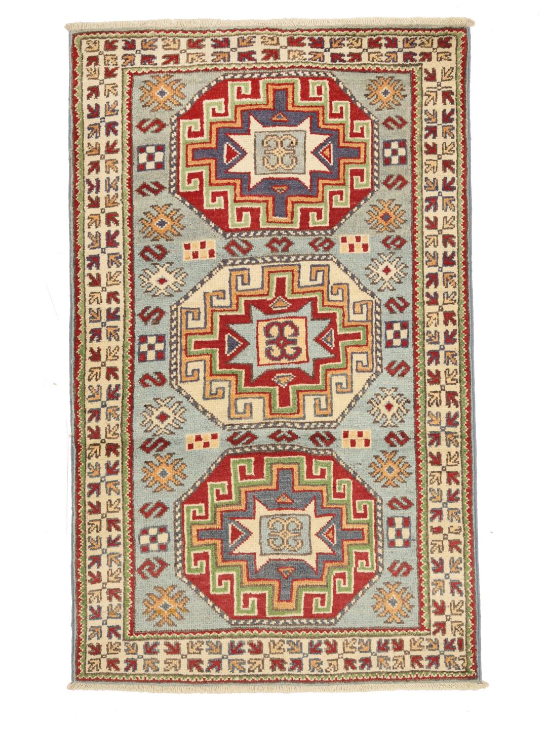 Een handgeknoopt Kazak-tapijt uit Afghanistan met blauwe en rode geometrische patronen.