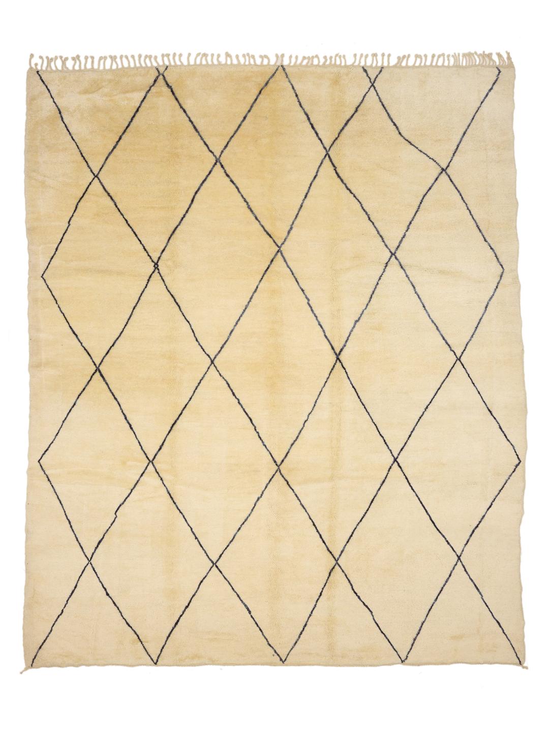 Håndknyttet marokkansk Beni Ourain-tæppe med et geometrisk diamantmønster i beige og sort.