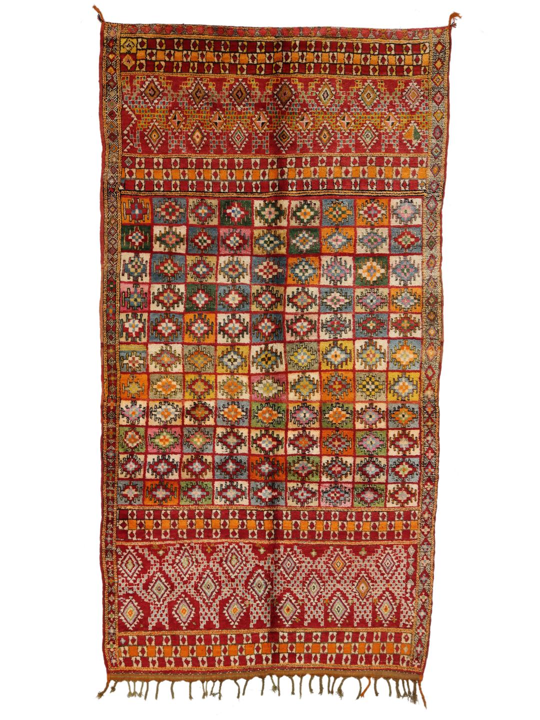 Tapis berbère marocain fait main vintage avec des motifs de grille géométriques colorés en laine rouge