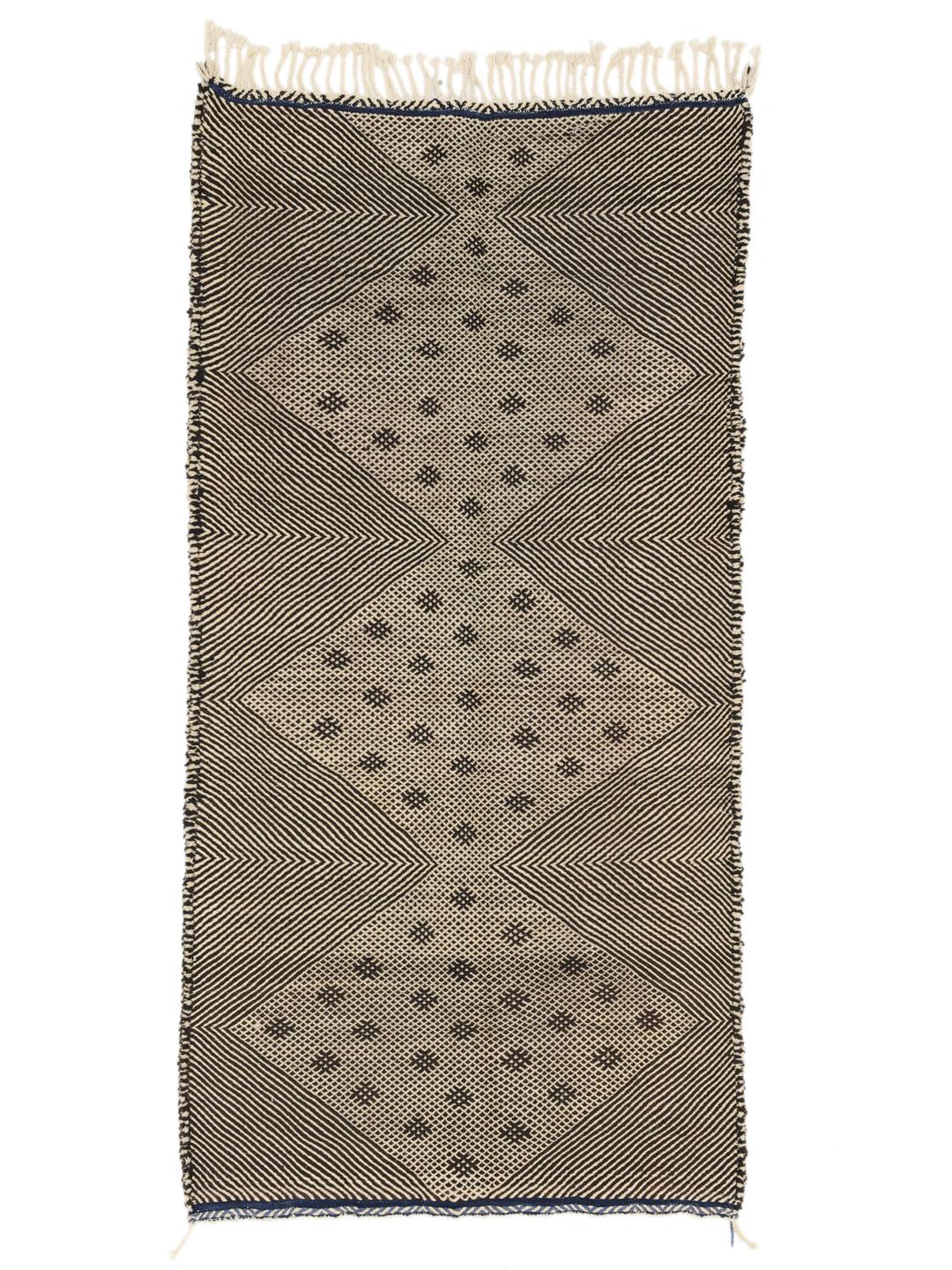Handgewebter marokkanischer Teppich mit markantem geometrischen Rautenmuster in Schwarz und Beige