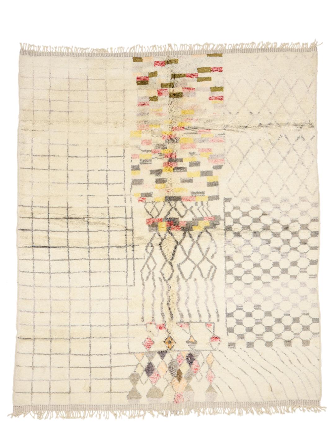 Un tapis marocain noué à la main avec un fond crème et des motifs géométriques multicolores.