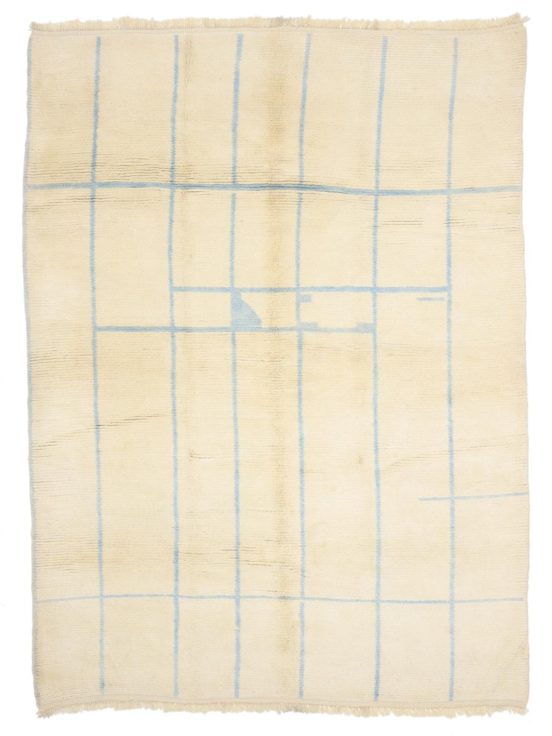 Handgeknoopt Marokkaans tapijt met een blauw ruitpatroon op een beige wollen achtergrond