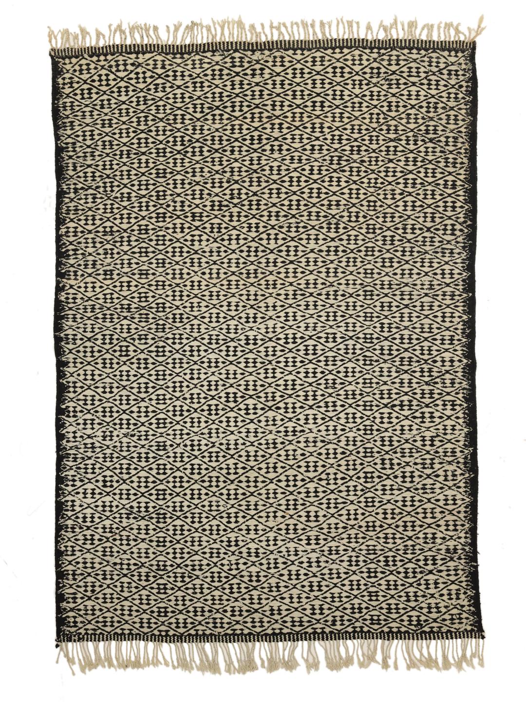 Tapis marocain tissé à la main avec un motif géométrique noir et beige