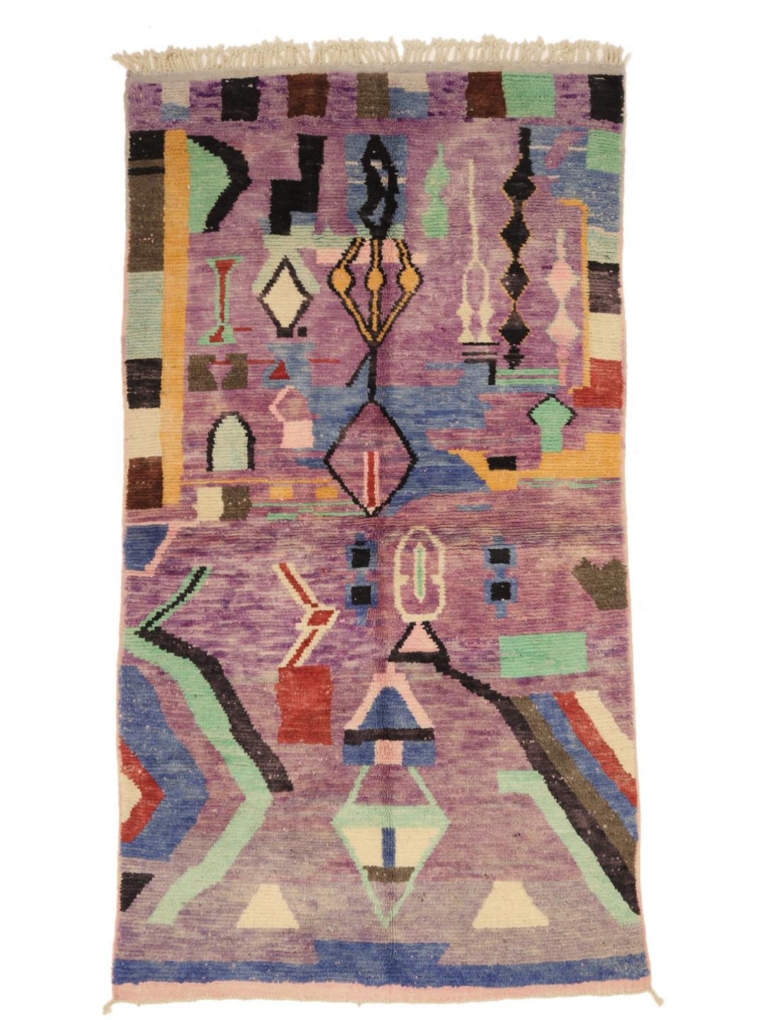 Een levendig paars Marokkaans tapijt met artistieke geometrische motieven en een hoogpolige wollen textuur.