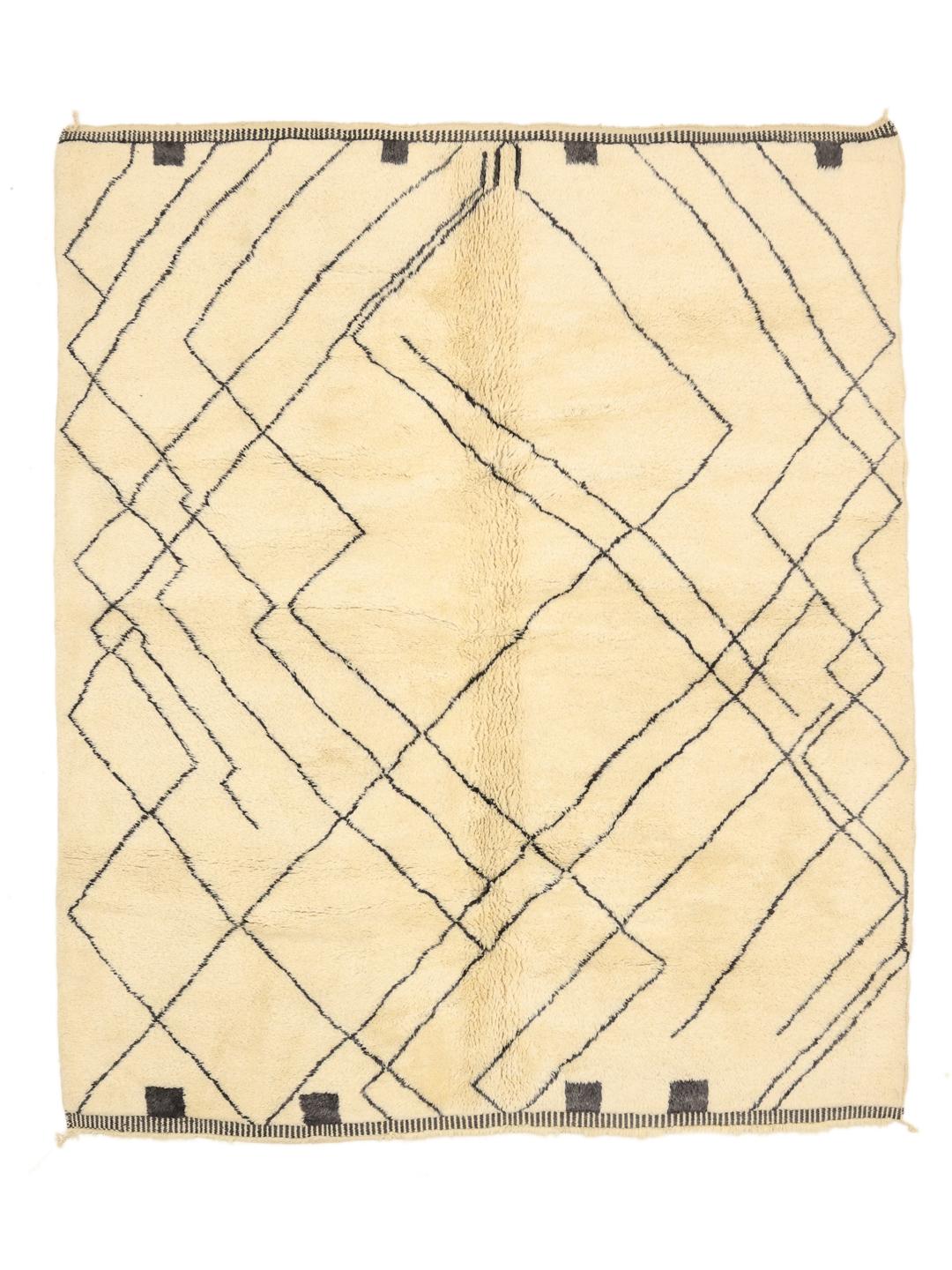 Handgeknoopt Marokkaans Beni Ourain-vloerkleed met een geometrisch patroon in beige en zwart.