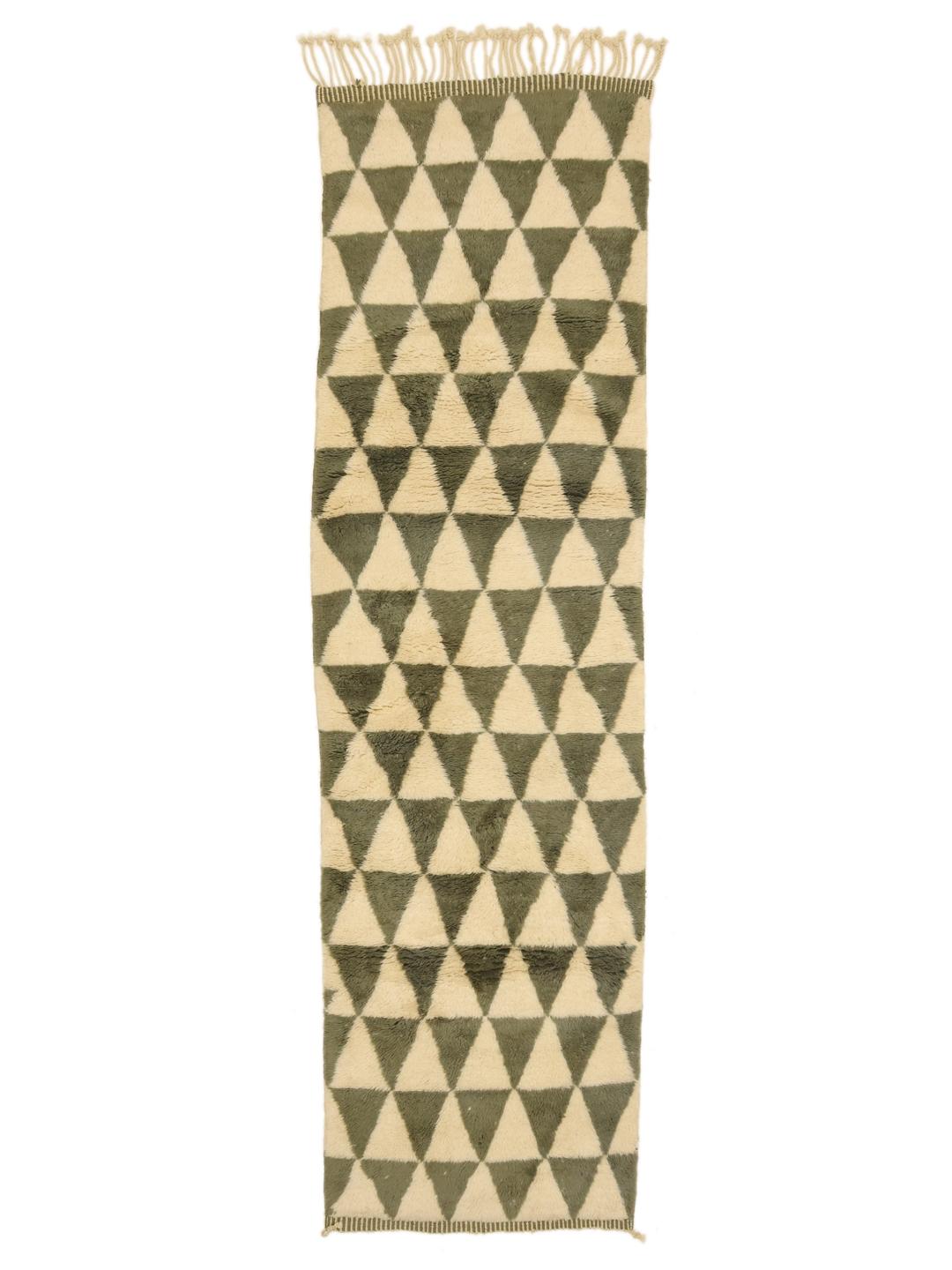 Tapis long marocain noué à la main avec un motif géométrique triangulaire vert foncé et beige