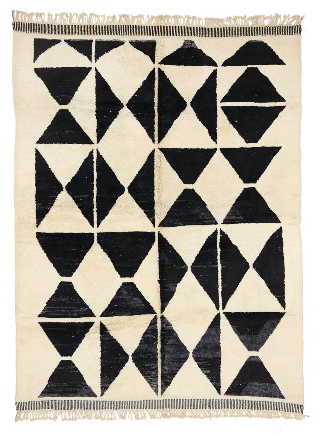 Handgeknoopt Marokkaans tapijt met zwarte geometrische patronen op een crèmekleurige achtergrond.