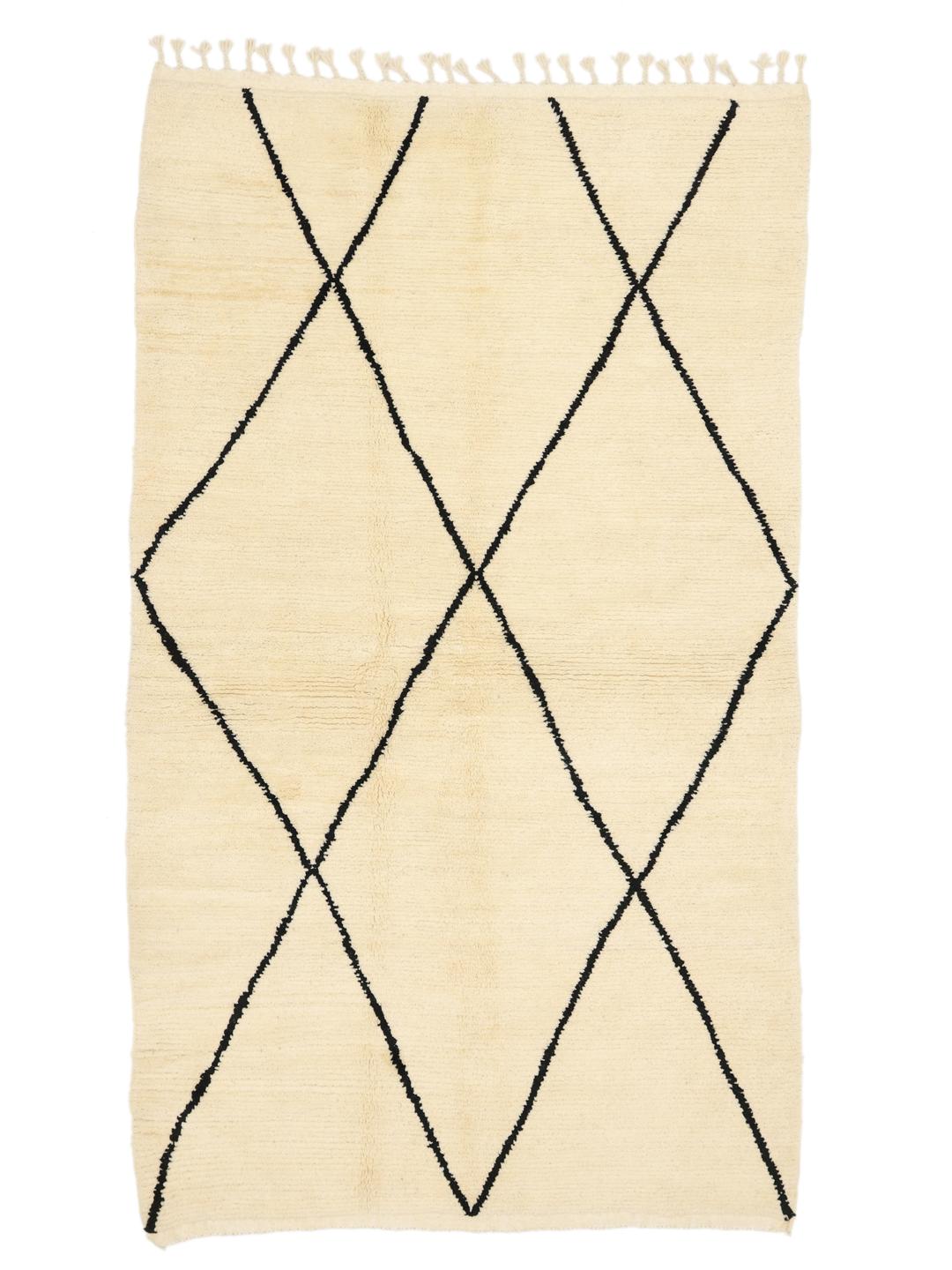 Håndknyttet marokkansk tæppe med diamantmønstre i beige og sort.
