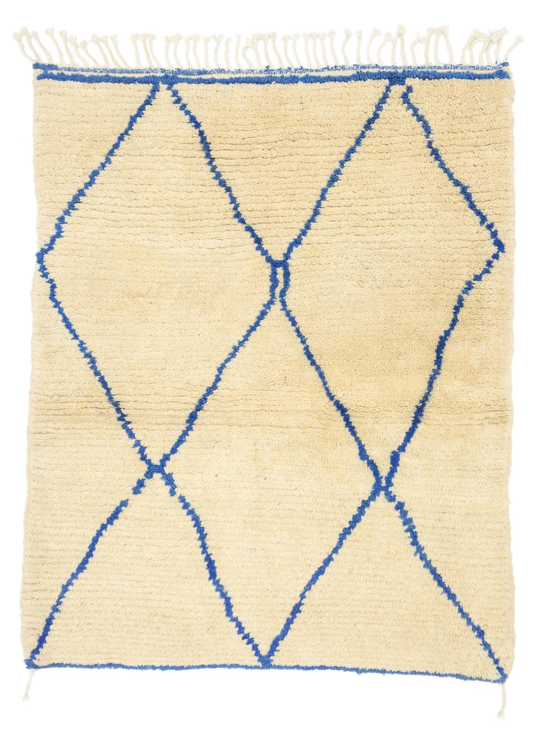 Tapis berbère marocain noué à la main avec une base beige et un motif géométrique en losanges bleus