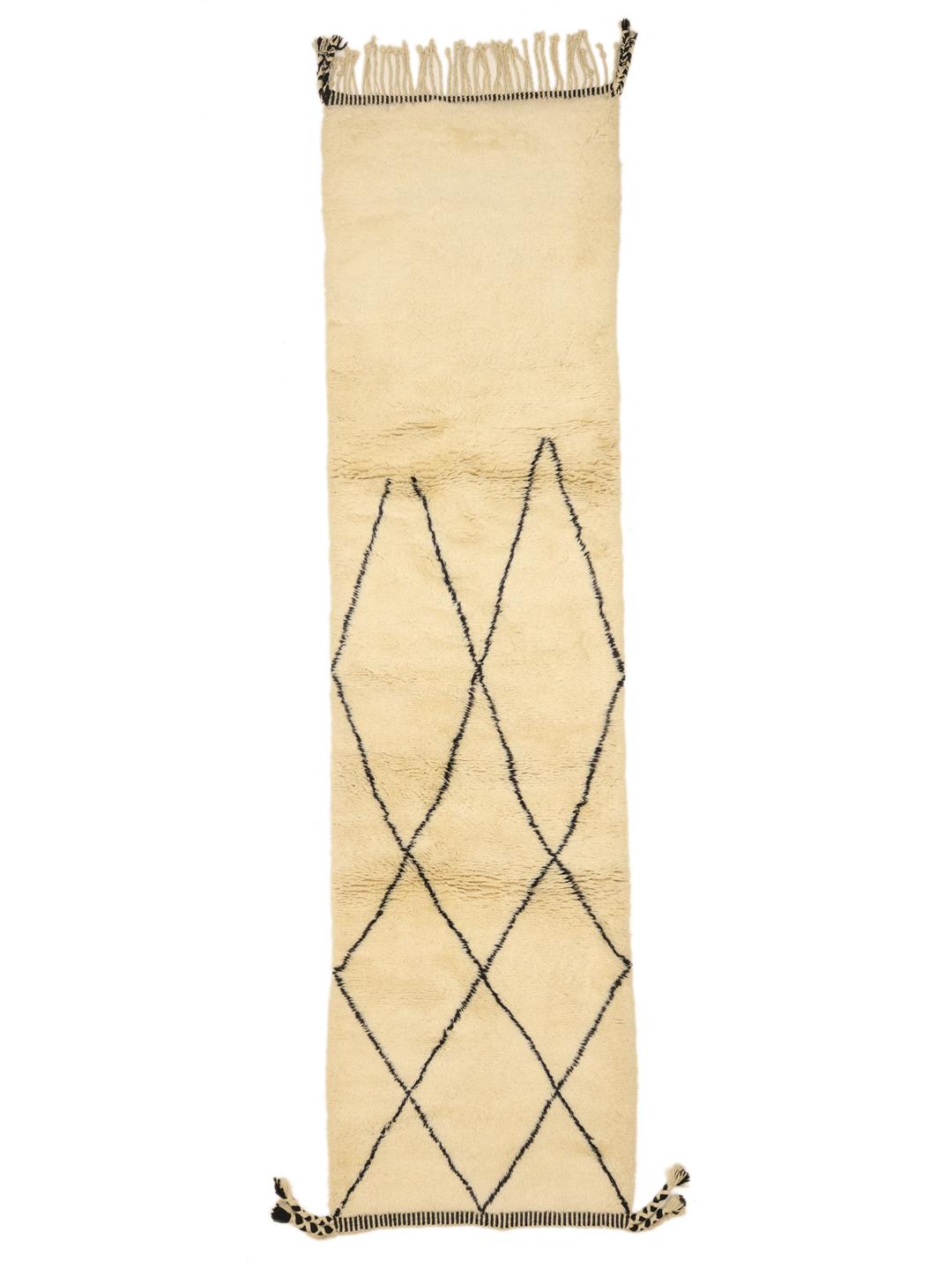 Handgeknoopte Berber Marokkaanse Beni Ourain loper met een ruitpatroon in beige en zwart.