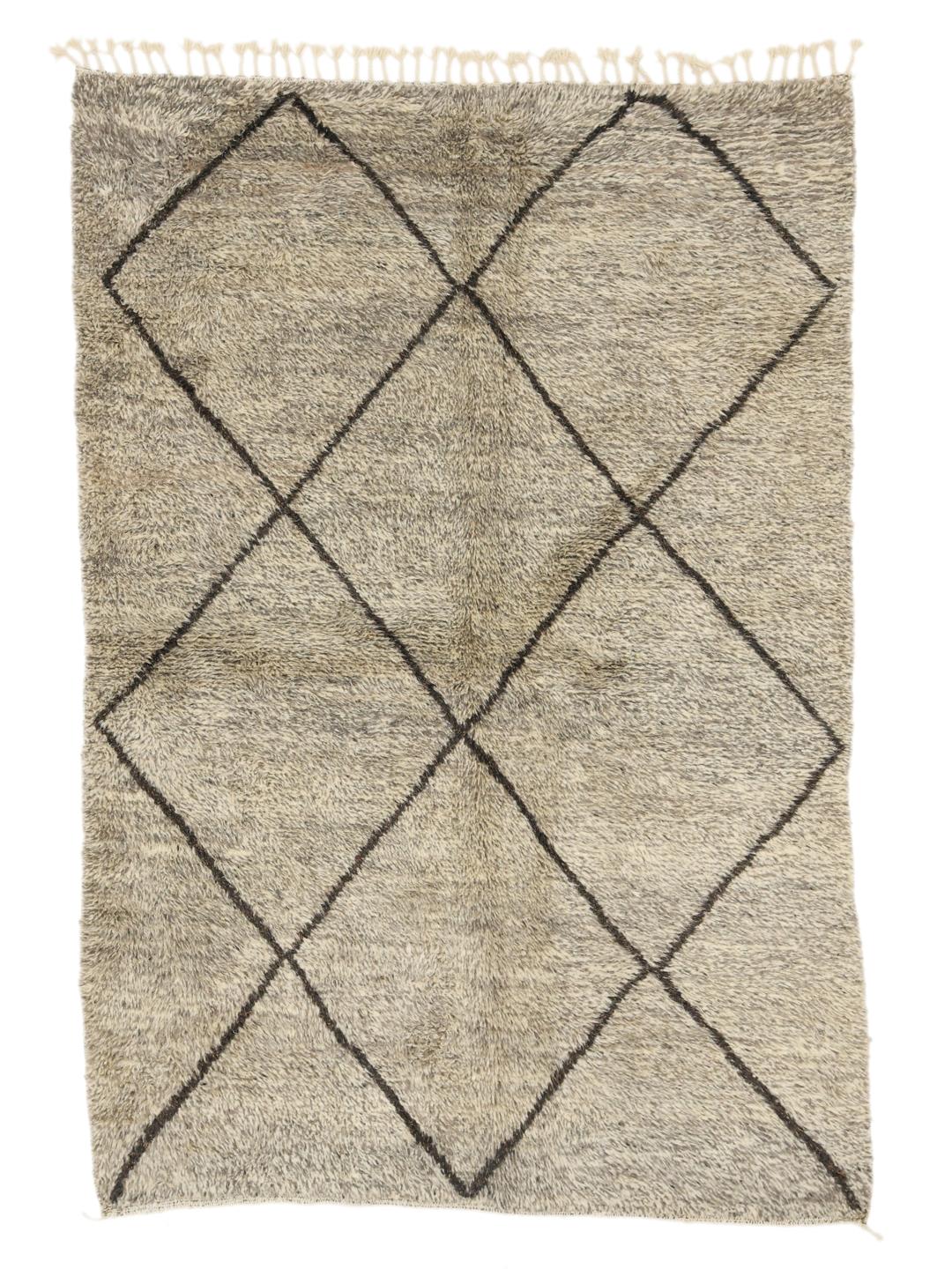 Handgeknoopt Berber Marokkaans tapijt uit Marokko met een beige wollen pool en donker ruitpatroon.