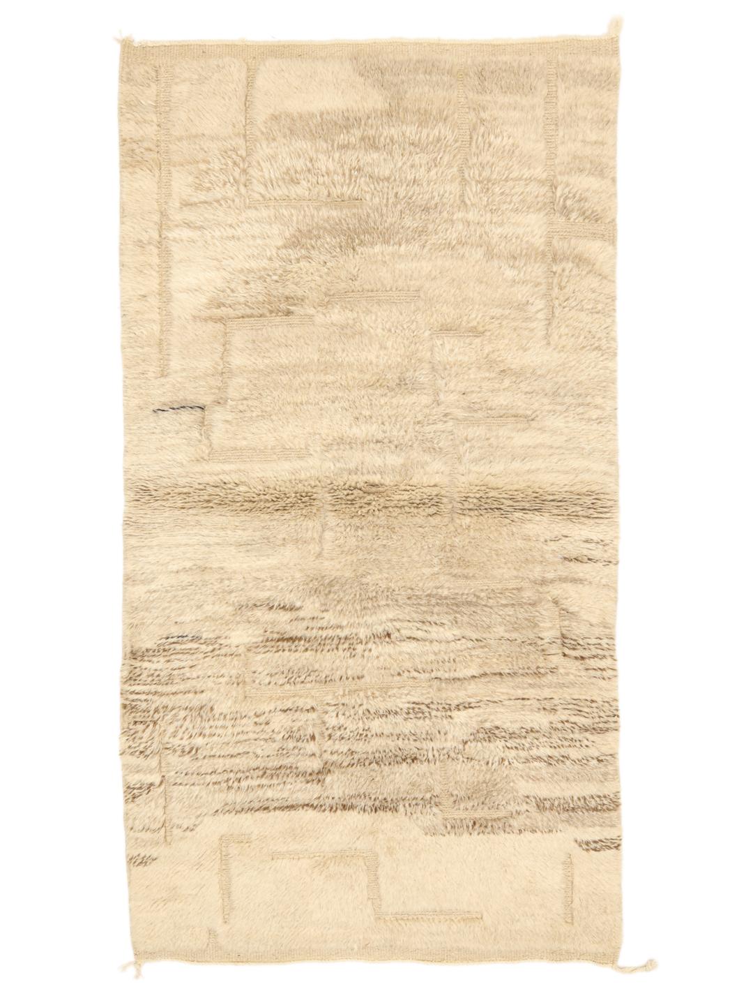 Handgeknoopt Marokkaans Beni Ourain-tapijt met een pluche beige wollen pool.