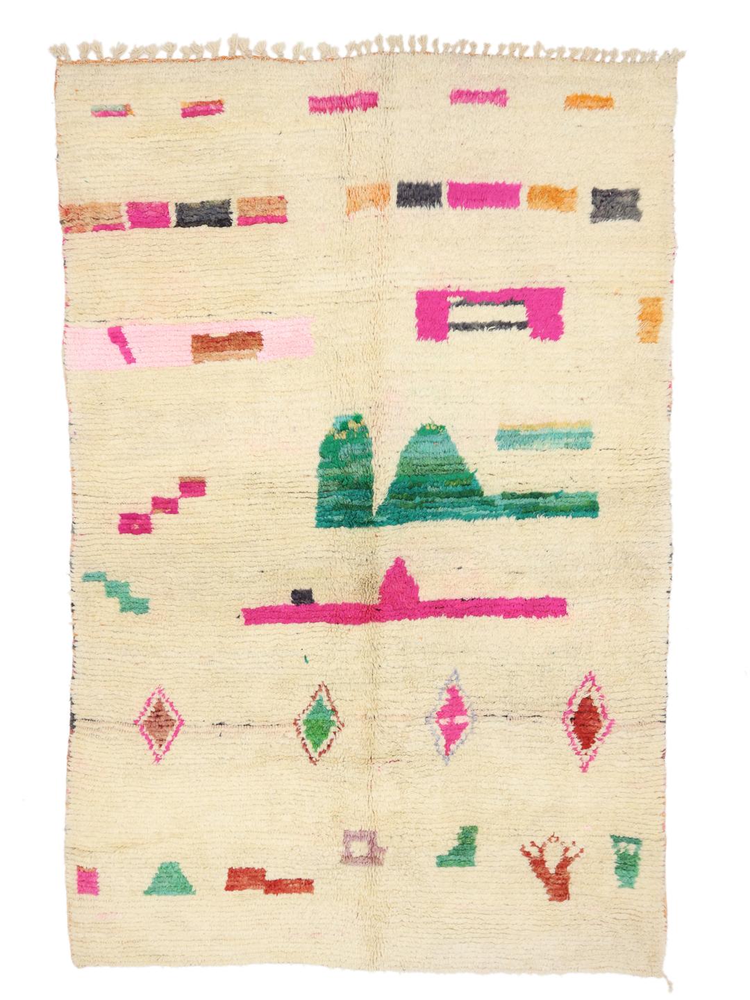 Tapis marocain fait main avec des motifs abstraits colorés sur une base crème