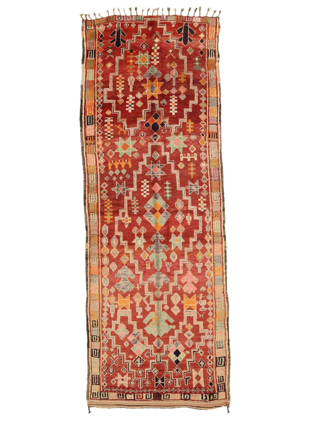 Tapis couloir Berbère Marocain vintage avec un champ rouge et des motifs géométriques