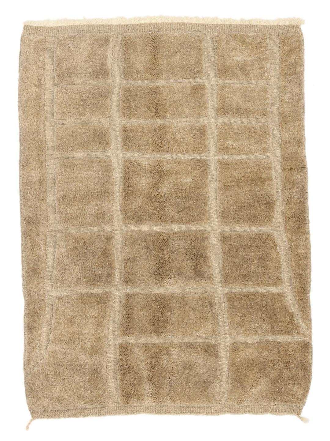 Un tapis berbère marocain noué à la main en beige avec un motif de grille géométrique.