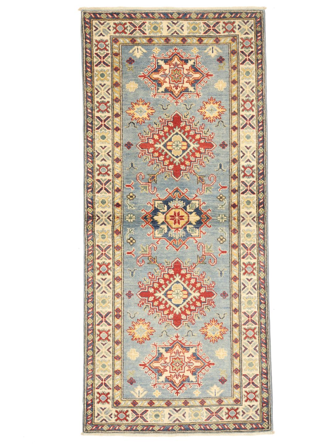 Runner Kazak înnodat manual cu câmp albastru și modele geometrice cu medalion