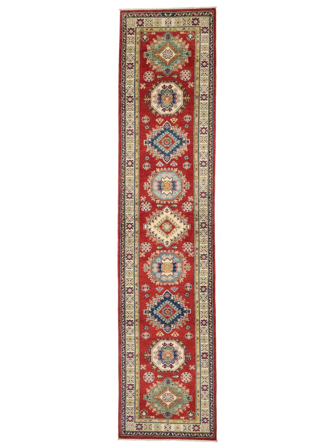 Tapis couloir afghan Kazak noué à la main avec un champ rouge vif et des motifs géométriques