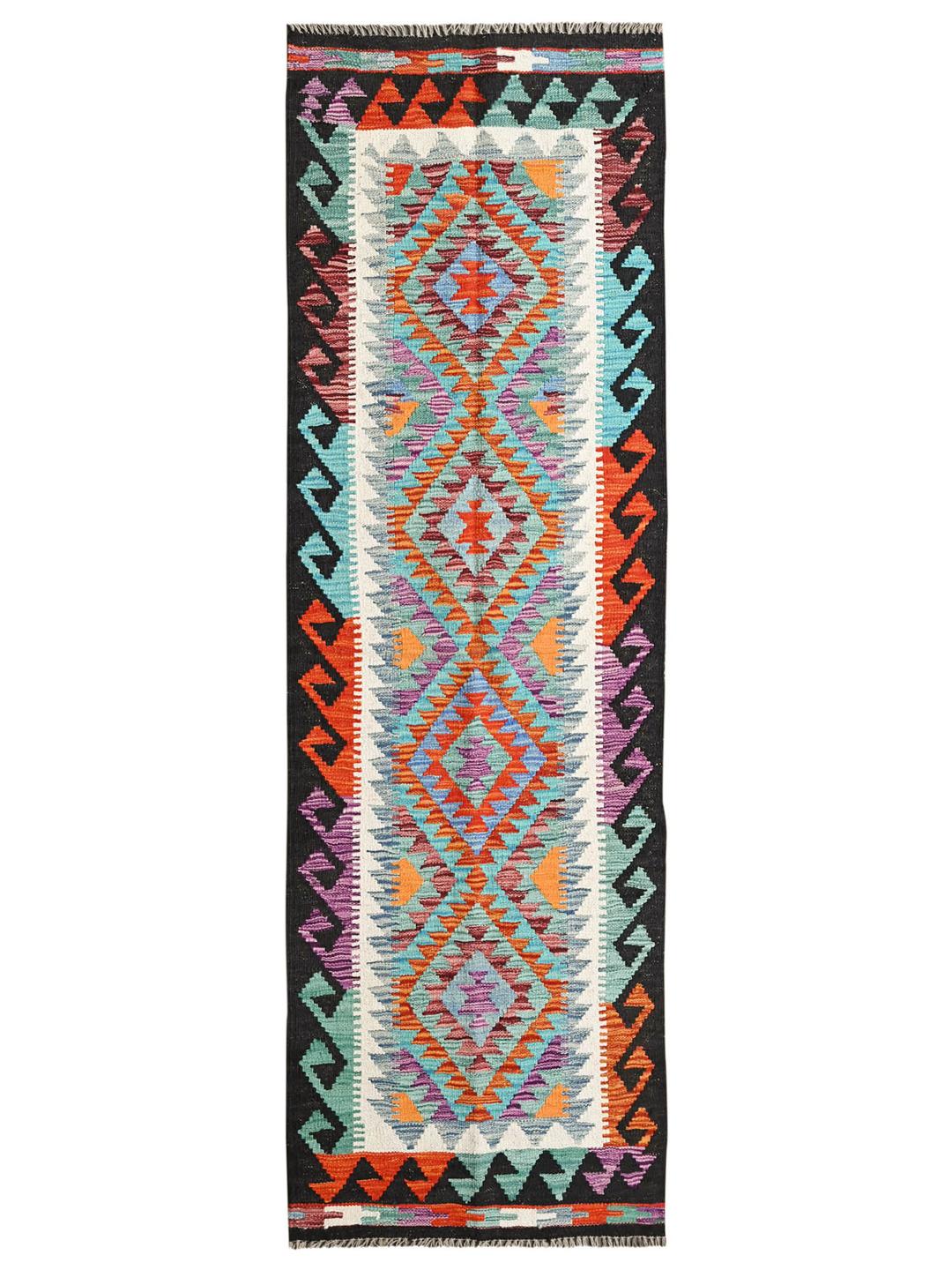 Een handgeweven loper uit Afghanistan met levendige, veelkleurige geometrische patronen.