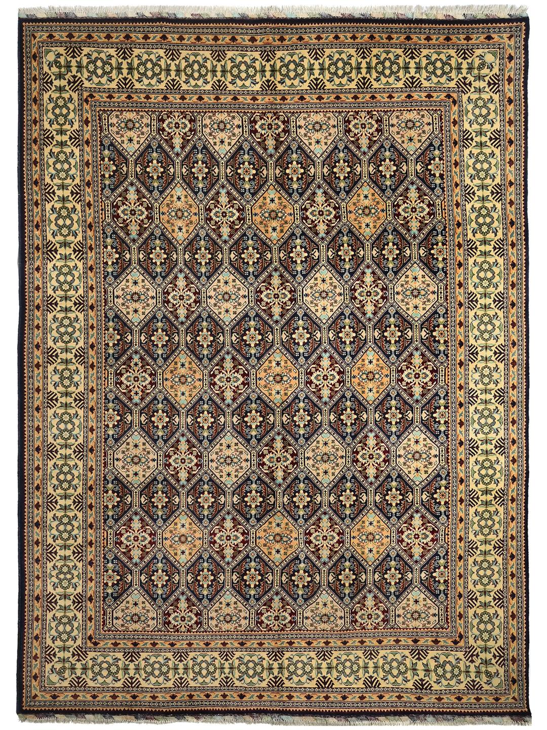 Un grand tapis Kunduz noué à la main en provenance d'Afghanistan avec un motif géométrique multicolore.