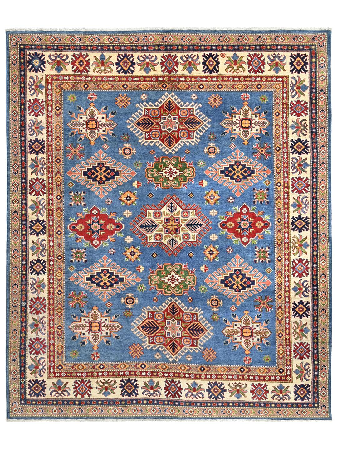 Una alfombra Kazak azul anudada a mano con medallones geométricos e intrincados bordes de Afganistán.