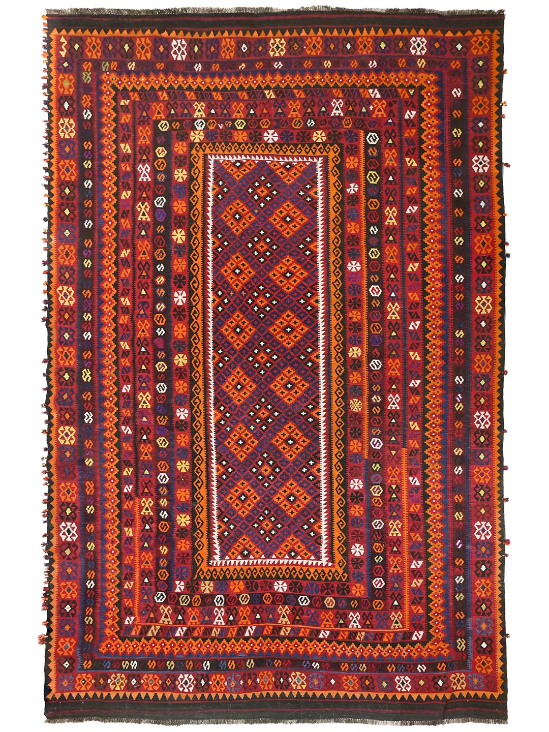 Een groot, handgeweven Kelim Maimane vloerkleed uit Afghanistan in tinten rood en blauw met geometrische patronen.