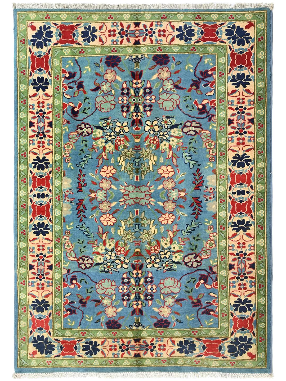 Een handgeknoopt Kunduz-tapijt uit Afghanistan met een blauw veld en bloemenpatroon