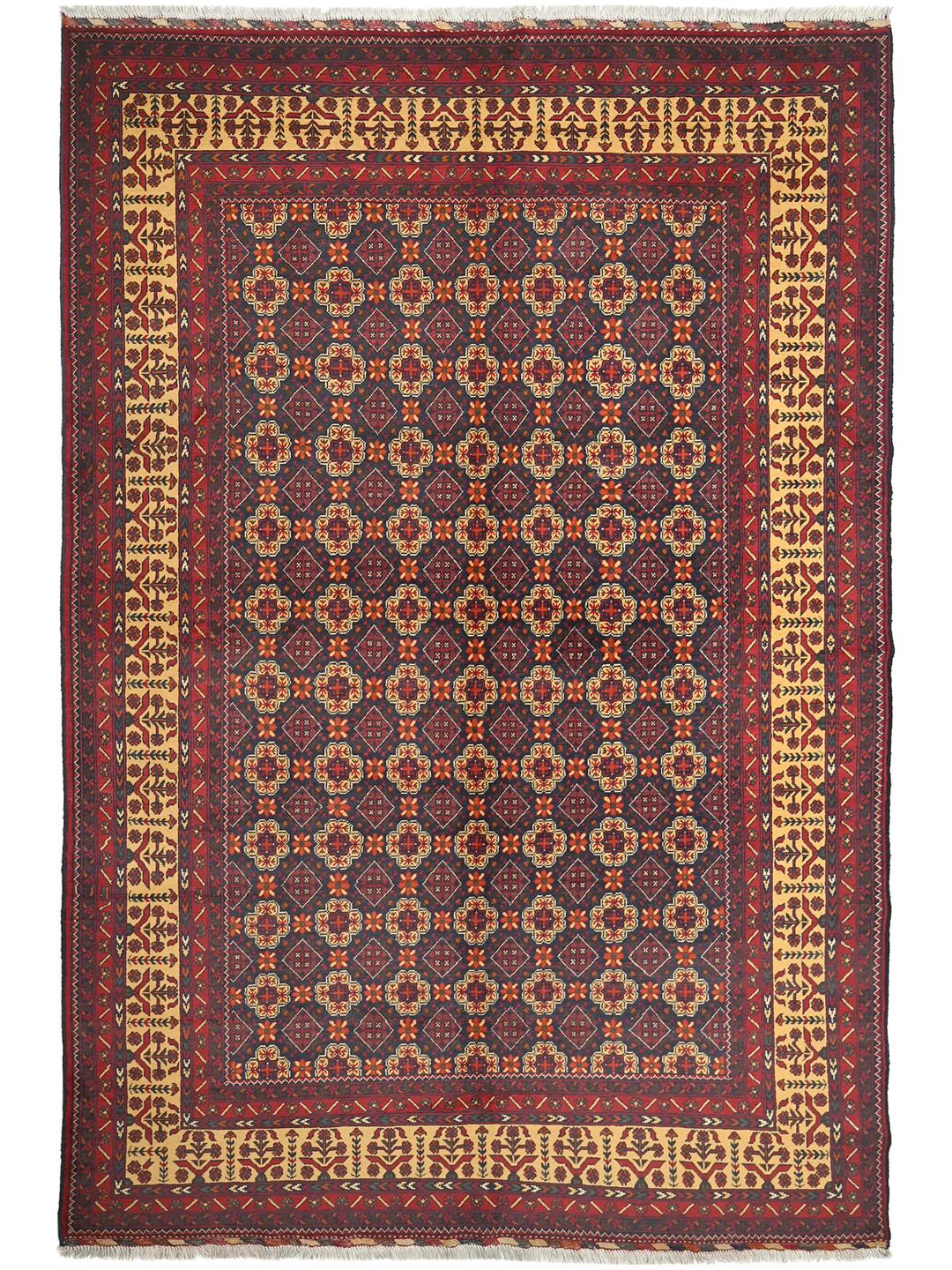 Et smukt håndknyttet Kunduz-tæppe fra Afghanistan med et mørkerødt og beige geometrisk design.