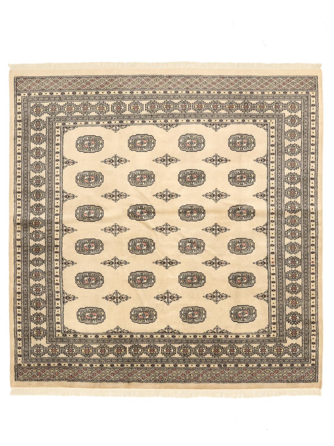 Håndknyttet kvadratisk Pakistan Bokhara 2ply tæppe i beige med traditionelle gul-motiver.