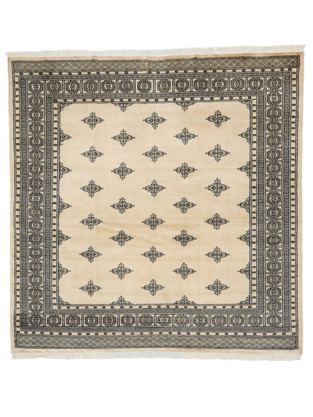 Een vierkant Pakistan Bokhara 2ply tapijt in beige met een traditioneel geometrisch patroon