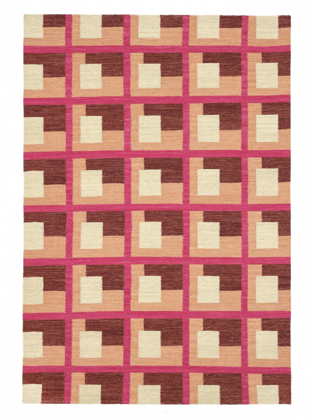 Roze en meerkleurig tapijt met een geometrisch patroon op een houten vloer.
