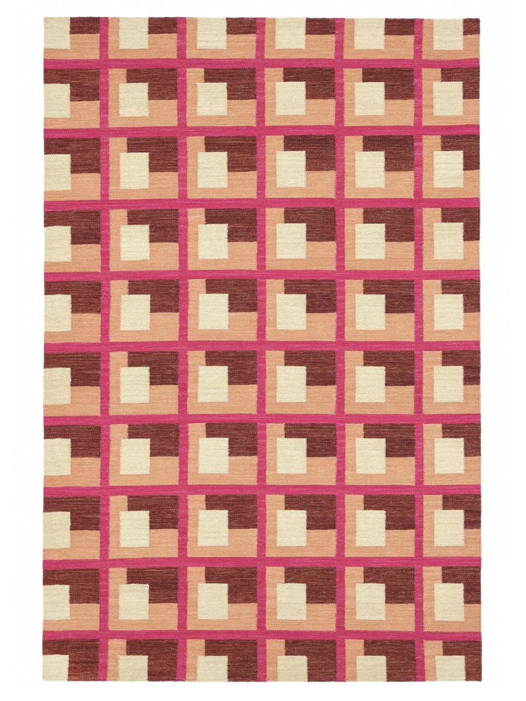 Roze en meerkleurig tapijt met een geometrisch patroon op een houten vloer.