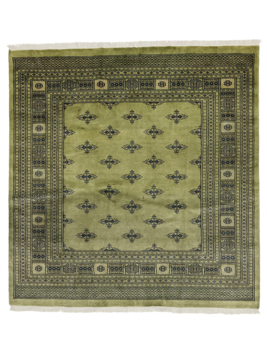 Handgeknoopt Bokhara 2ply tapijt uit Pakistan in een lichtgroene tint met traditionele motieven.