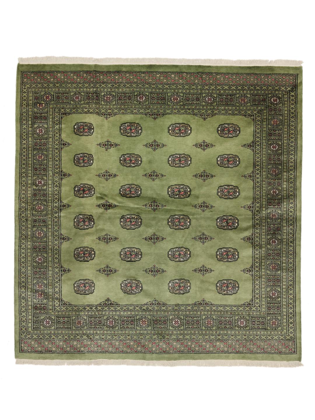 Handgeknoopt vierkant tapijt uit Pakistan met een groen veld en herhalende geometrische motieven