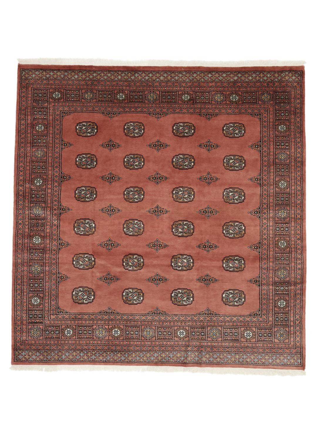Håndknyttet firkantet tæppe fra Pakistan med et rigt rødt felt og traditionelle motiver.