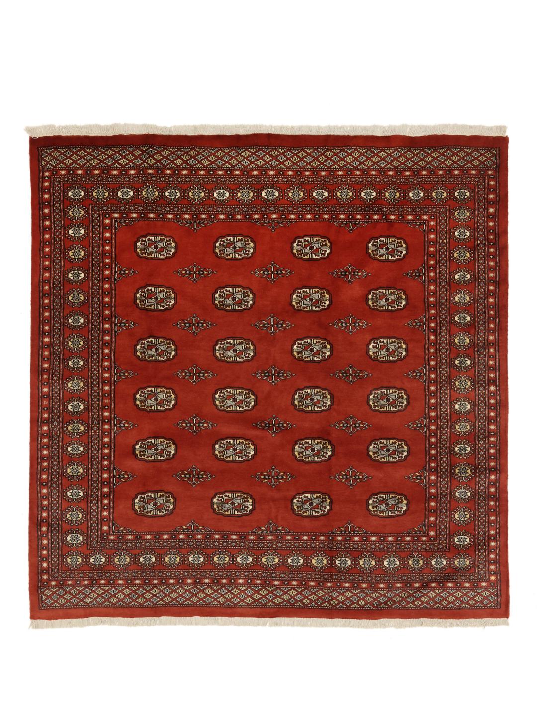 Et firkantet håndknyttet Bokhara tæppe fra Pakistan i dyb rød med geometriske motiver.