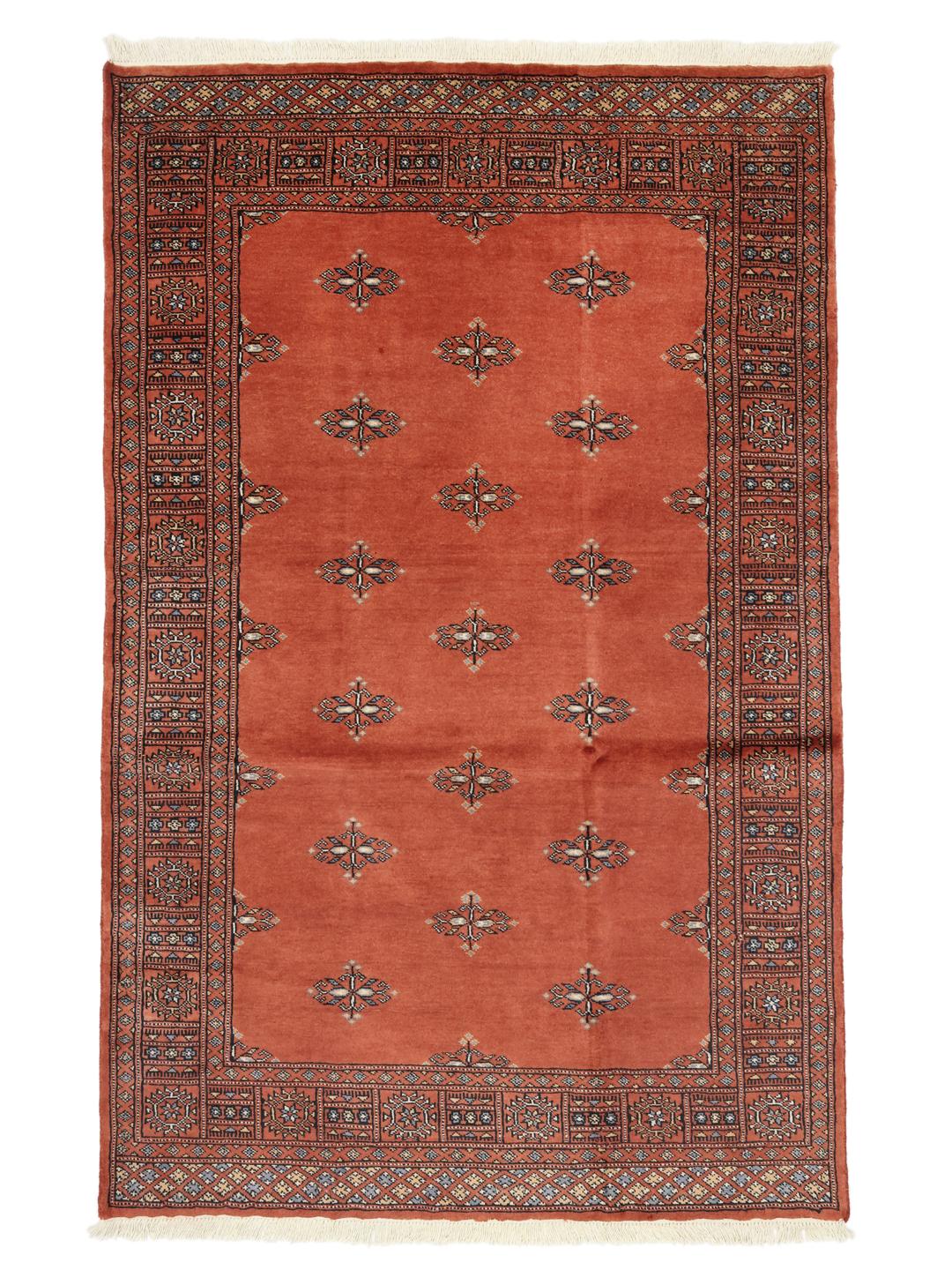 Handgeknoopt rood Bokhara tapijt uit Pakistan met een klassiek geometrisch patroon.