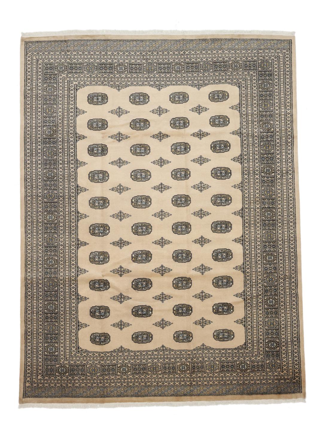 Handgeknoopt Pakistaans Bokhara 2ply tapijt in beige met traditionele geometrische motieven