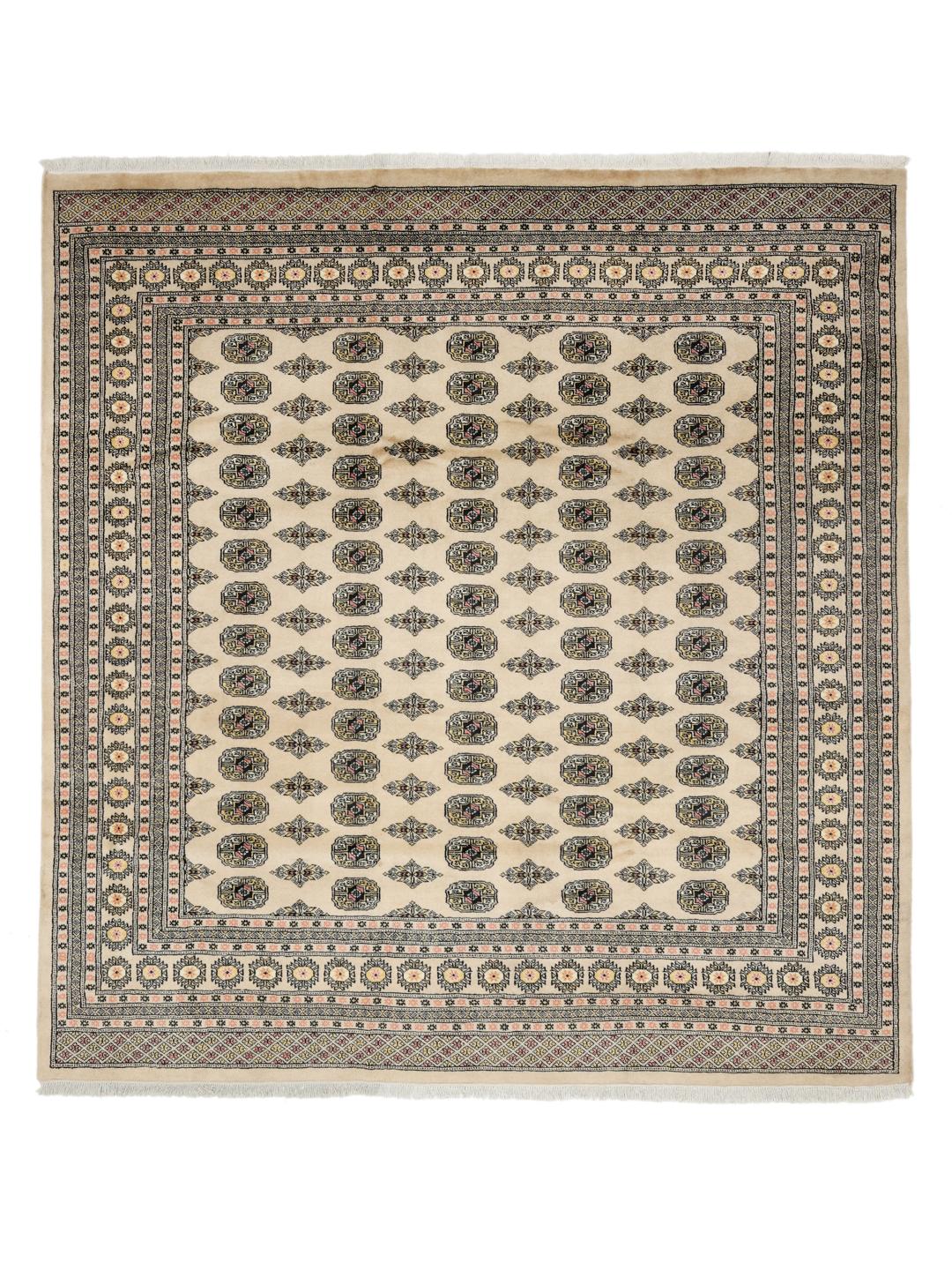 Håndknyttet beige pakistansk Bokhara 2ply tæppe med geometriske medaljonmotiver.