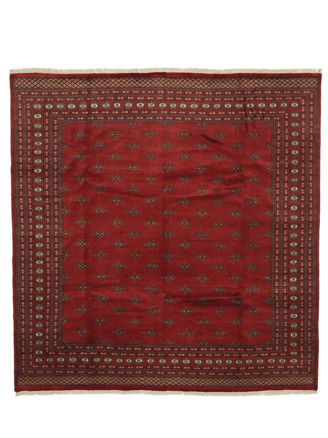 Håndknyttet kvadratisk Bokhara-tæppe fra Pakistan med et dybrødt felt og geometriske motiver