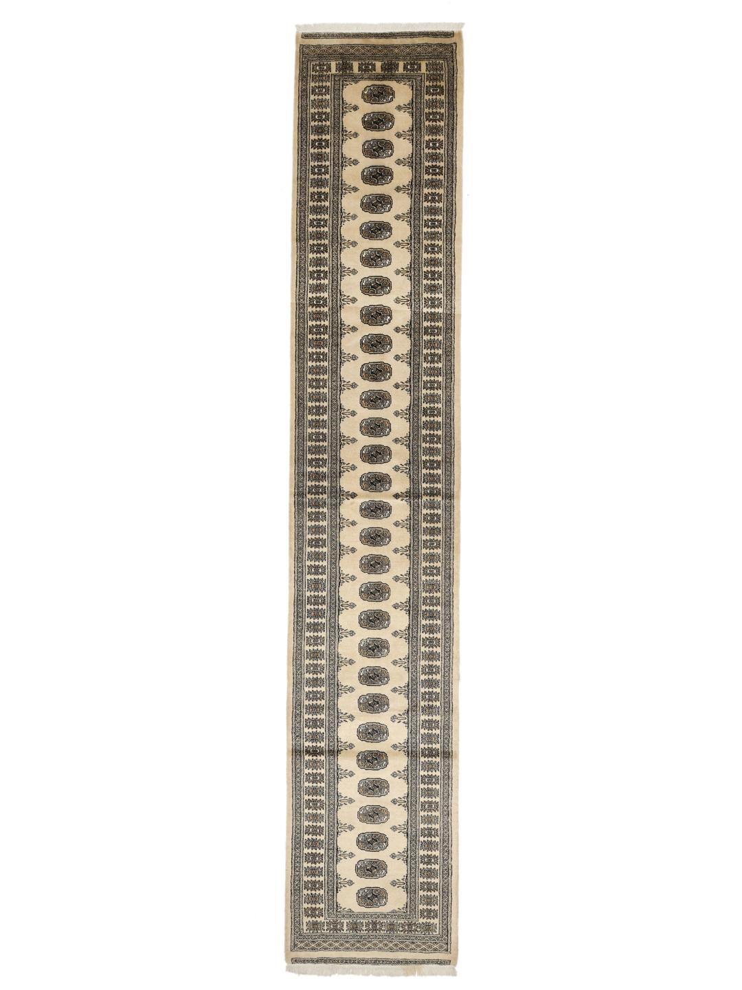 Een lange, handgeknoopte Pakistaanse loper met een beige veld en herhalende donkere motieven.