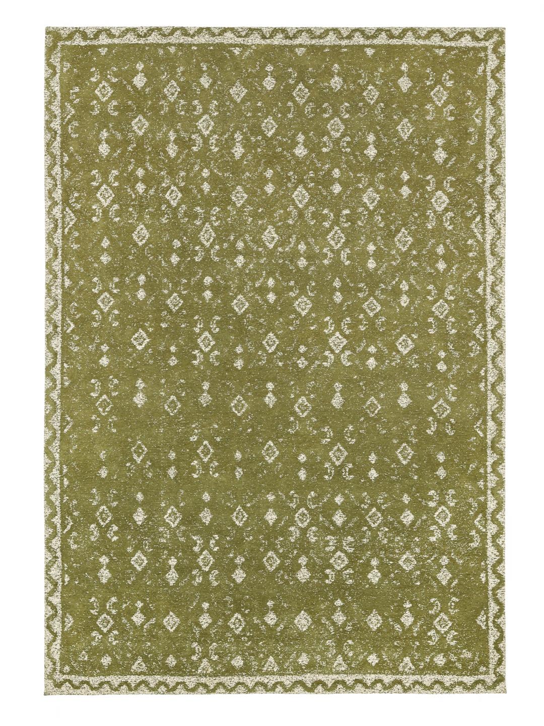 Handgeweven groen vloerkleed met een vervaagd geometrisch patroon en decoratieve rand